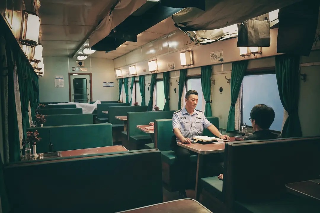 罪途剧照：火车车厢中的乘警何赫与乘客
