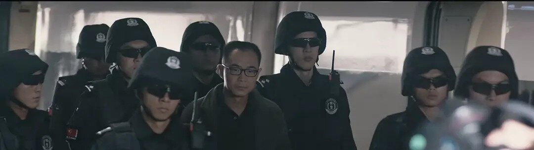 落网后被警方押解带走的陈信文