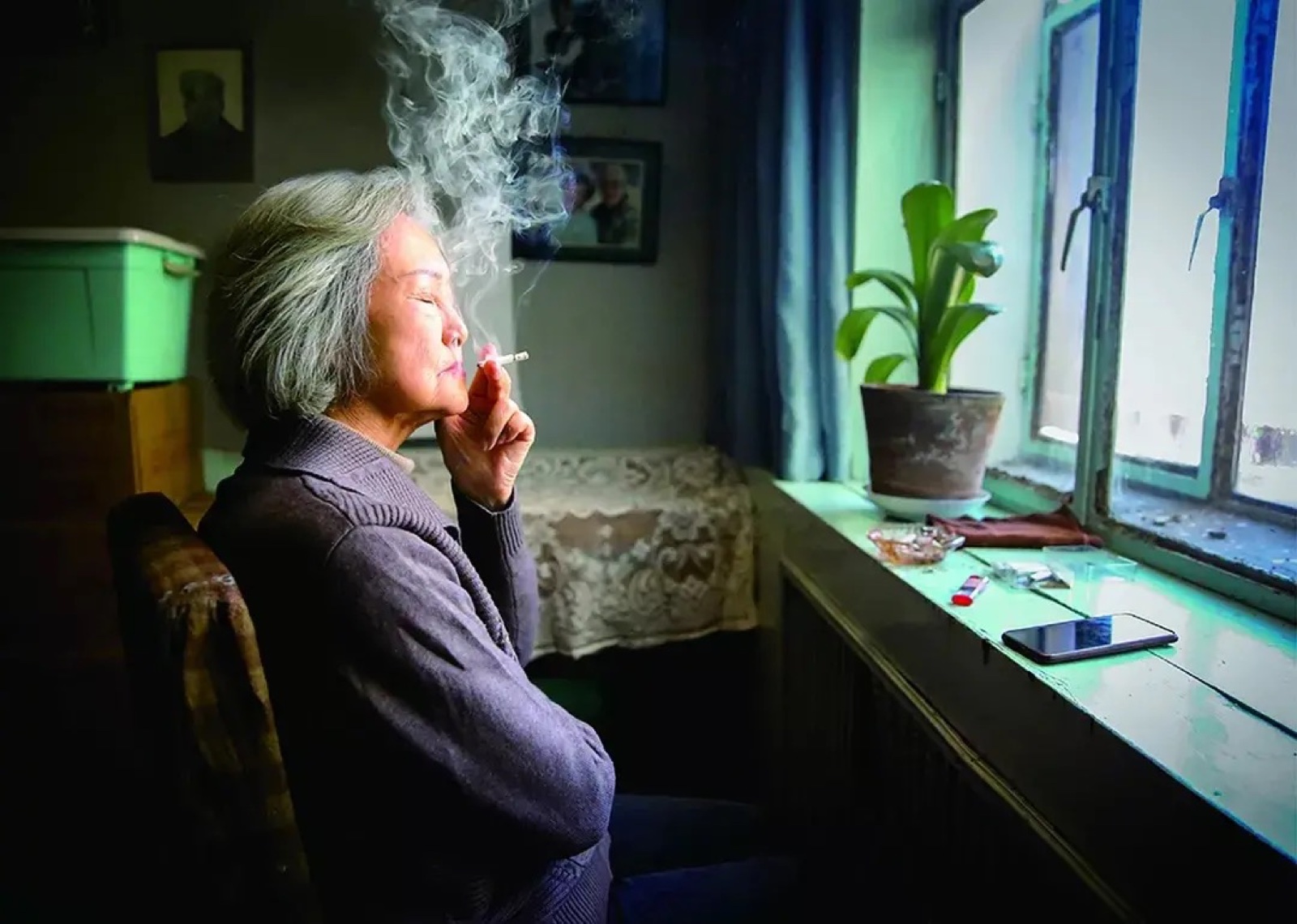 剧照1：赵丽华在老屋里抽烟