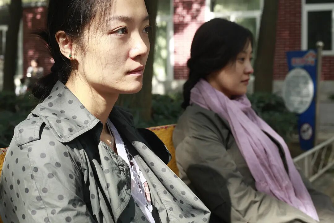 陆洁与桑琪坐在一起