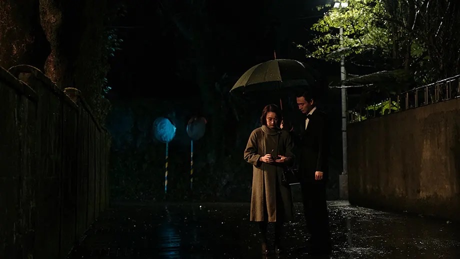 雨夜里，廖泰来撑伞陪在初恋杨君眉身旁