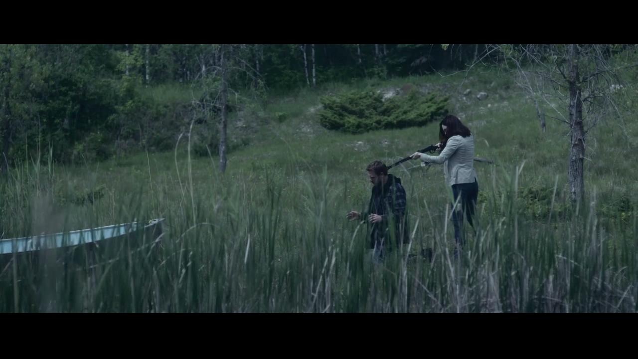 剧照3：利亚姆与罗丝在田野中