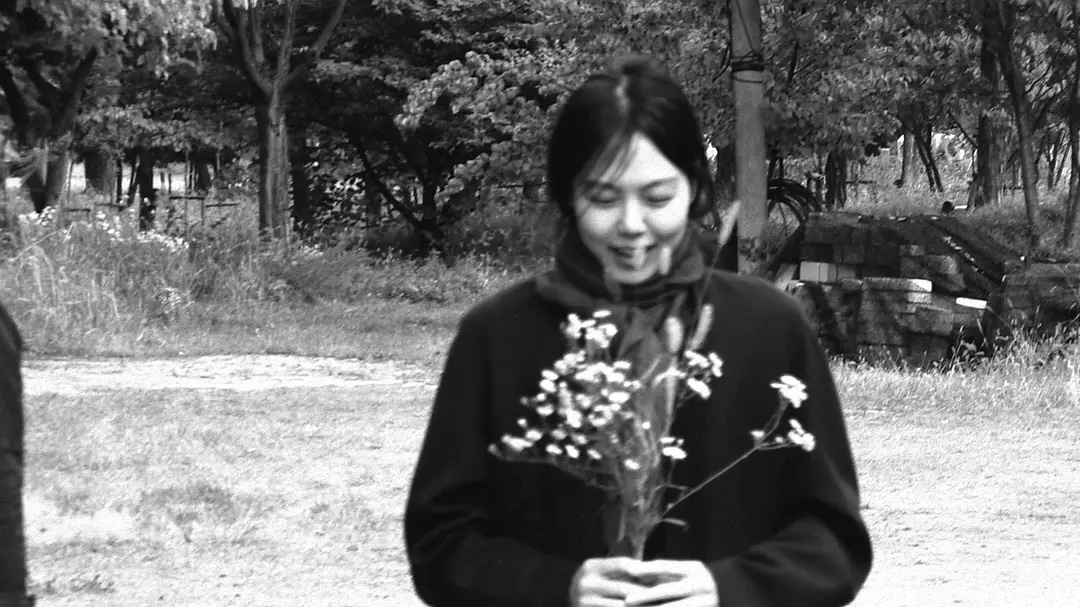 剧照2：吉秀在公园中持花