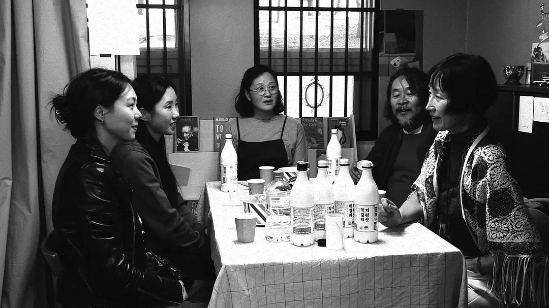 剧照3：书店聚会，五个人围桌