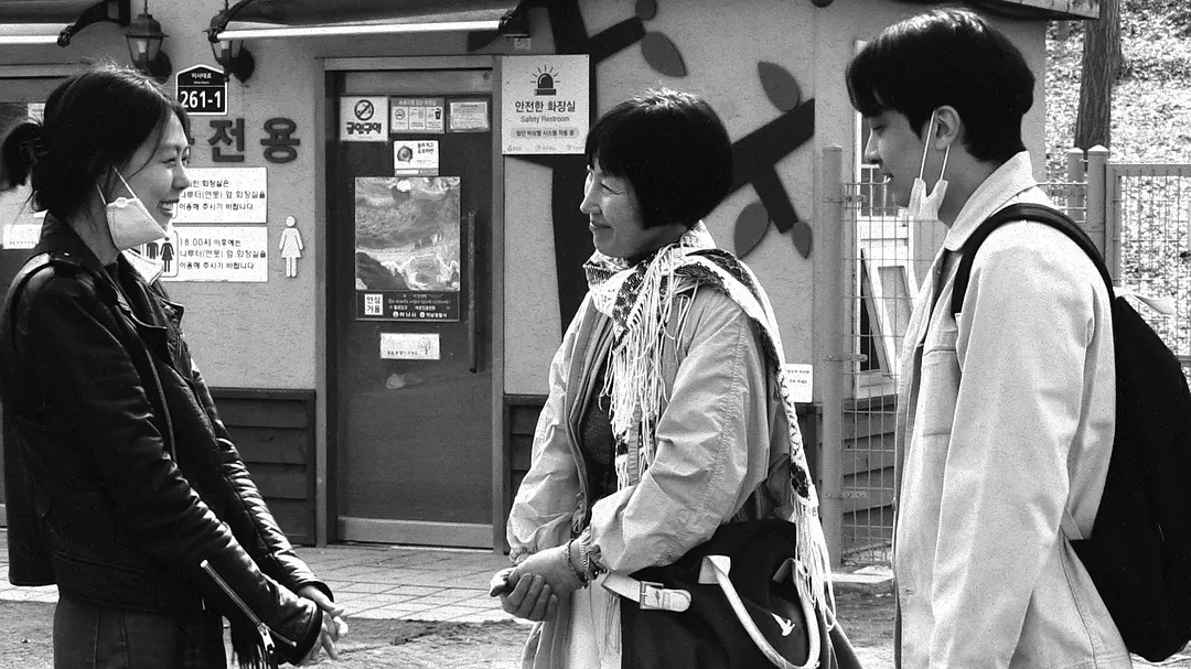 剧照4：吉秀、年长女性、京宇三人在户外