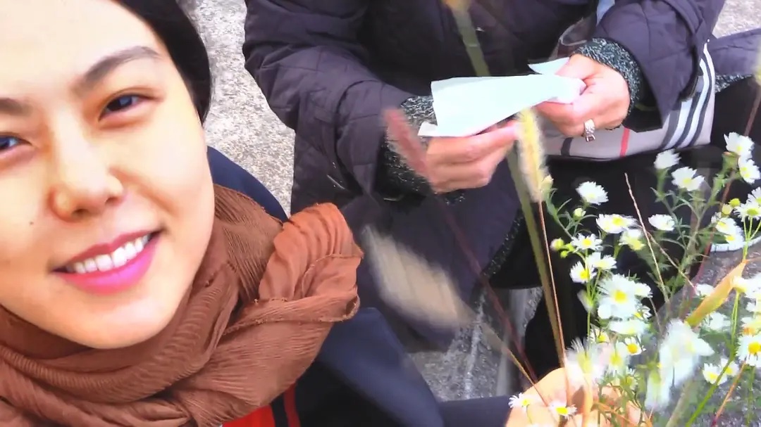 剧照5：结尾短片中黑白突然转为彩色的瞬间——吉秀手持野花束面对摄影机