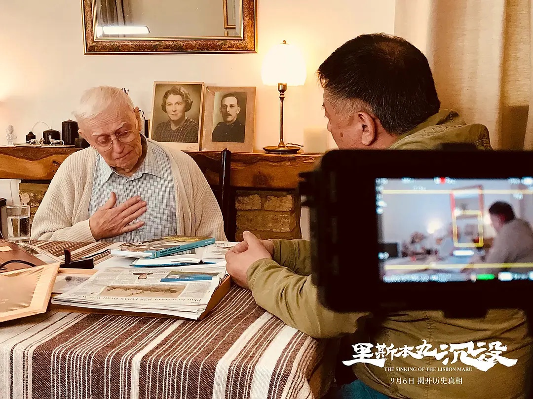方励在英国采访幸存者后代，摄影机记录下了这个追溯历史的过程