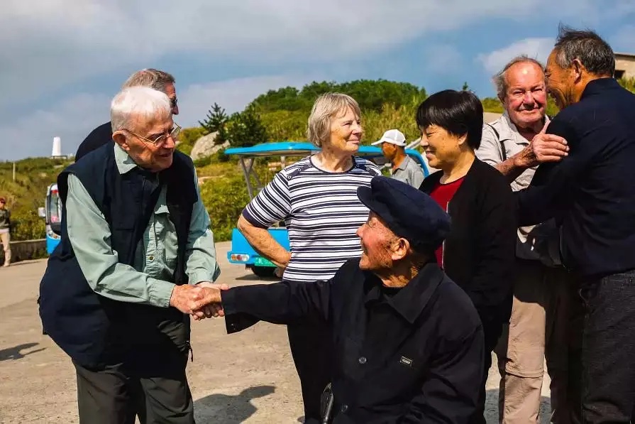 英国幸存者后代与中国渔民后代在舟山岛上重逢，跨越八十年的握手